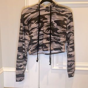 MakeMeChic Women's XS Cropped Camo Drawstring Hoodie